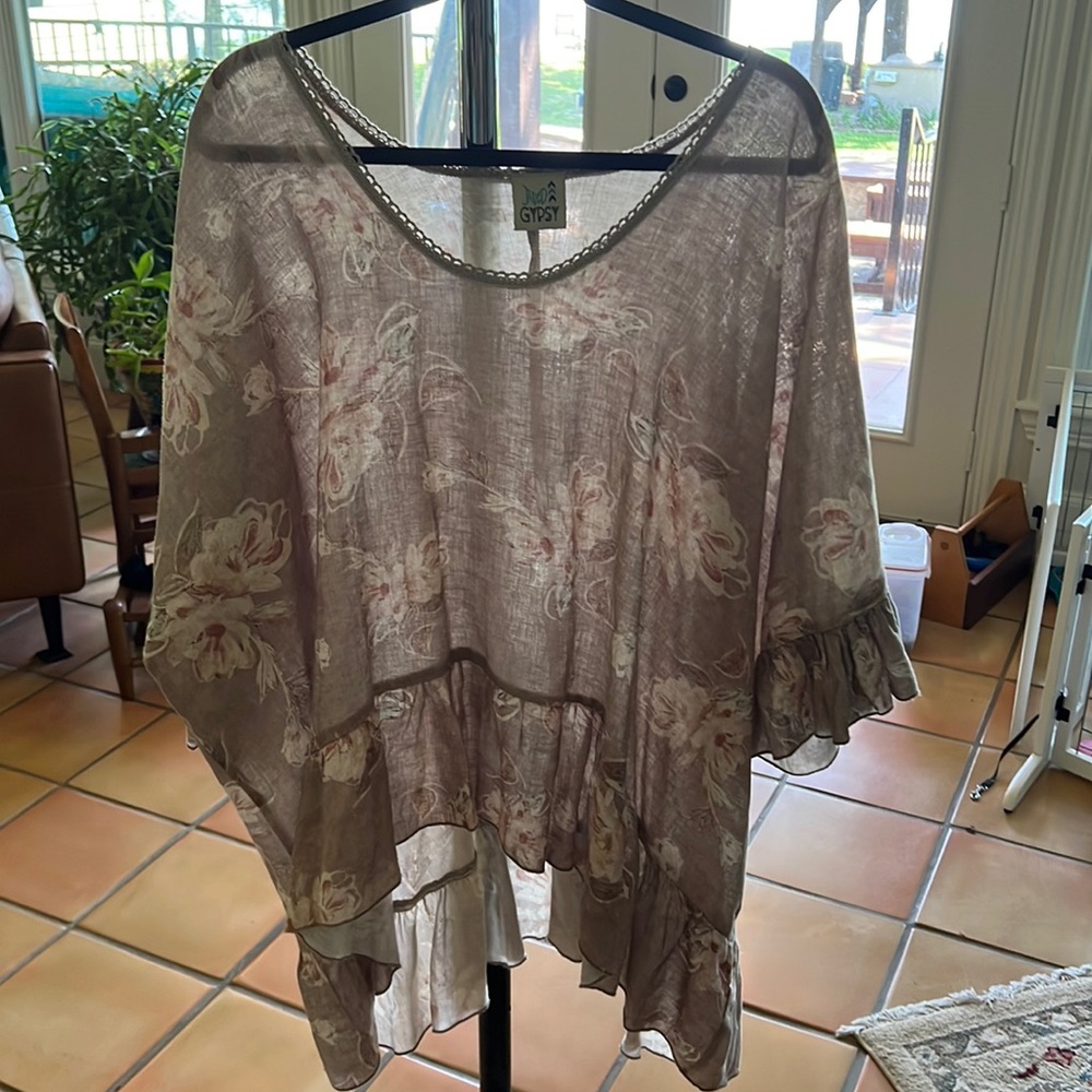 Beautiful blouse. Great with jeans!